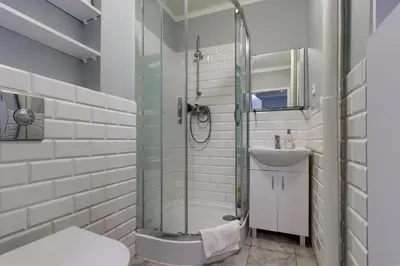 Łazienka w obiekcie UNITApartament Short Rent Apartment in Warsaw by Metro Station Rondo ONZ Apart with 3bedrooms 22