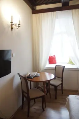 Telewizja i/lub zestaw kina domowego w obiekcie Pokoje Gościnne Dom Literatury