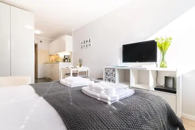 Telewizja i/lub zestaw kina domowego w obiekcie Bagno 7 - Modern Apartment by Noclegi Renters