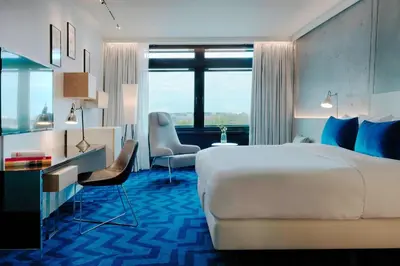 Łóżko lub łóżka w pokoju w obiekcie Renaissance Warsaw Airport Hotel