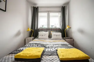 Łóżko lub łóżka w pokoju w obiekcie ul Złota 6- samo centrum-klimatyzacja!