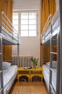 Łóżko lub łóżka w pokoju w obiekcie New World St Hostel