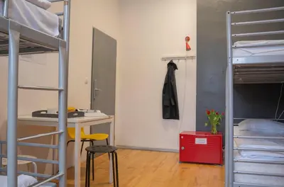 Łóżko lub łóżka w pokoju w obiekcie New World St Hostel