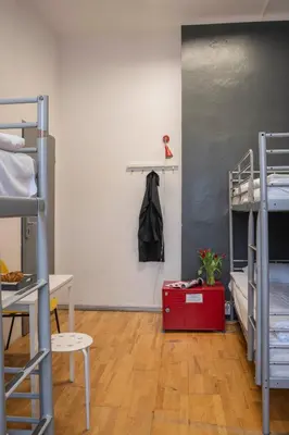 Łóżko lub łóżka w pokoju w obiekcie New World St Hostel