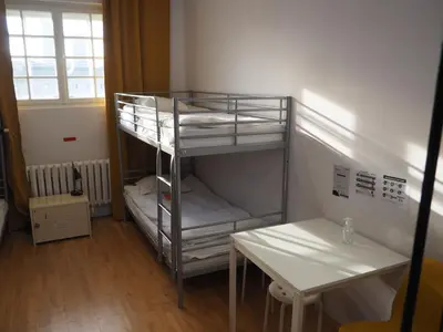 Łóżko lub łóżka w pokoju w obiekcie New World St Hostel