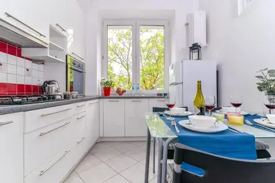 Kuchnia lub aneks kuchenny w obiekcie Cozy Apartment with Balcony - Palace of Culture by Rent Like Home