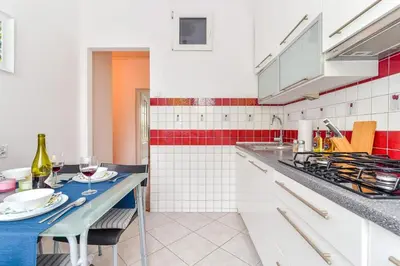 Kuchnia lub aneks kuchenny w obiekcie Cozy Apartment with Balcony - Palace of Culture by Rent Like Home