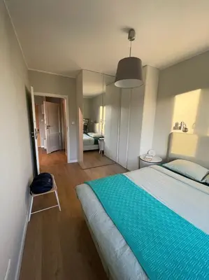 Łóżko lub łóżka w pokoju w obiekcie Royal Park Łazienki - Terrace Boutique Apartment