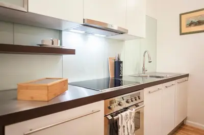 Kuchnia lub aneks kuchenny w obiekcie Świętojańska Old Town Deluxe Apartament by BookingHost