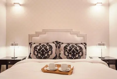 Łóżko lub łóżka w pokoju w obiekcie Świętojańska Old Town Deluxe Apartament by BookingHost