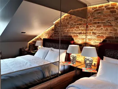 Łóżko lub łóżka w pokoju w obiekcie SLEEPWELL NOWY ŚWIAT - courtyard entrance Ordynacka 14St