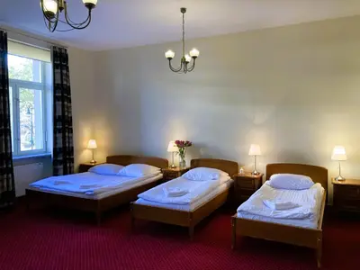 Łóżko lub łóżka w pokoju w obiekcie Hotel Łazienkowski