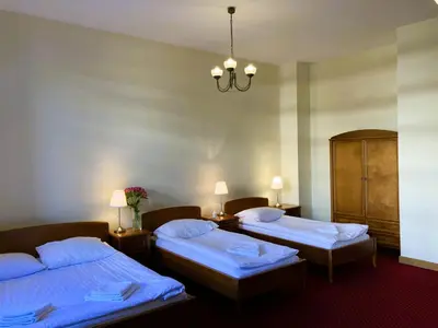 Łóżko lub łóżka w pokoju w obiekcie Hotel Łazienkowski