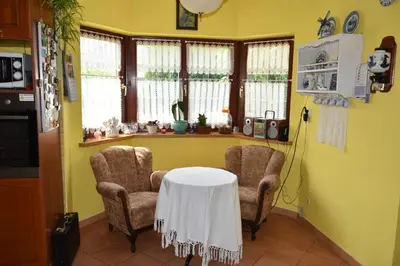 Część wypoczynkowa w obiekcie Comfortable house with garden