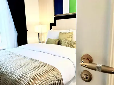 Łóżko lub łóżka w pokoju w obiekcie MONDRIAN Luxury Suites UNESCO Old Town
