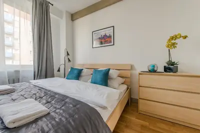 Łóżko lub łóżka w pokoju w obiekcie Chmielna 73 P&O Serviced Apartments