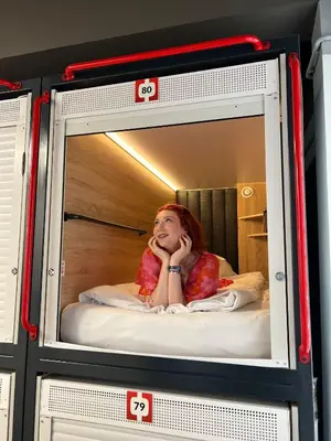 Łóżko lub łóżka w pokoju w obiekcie Kapsuła Hostel Warszawa