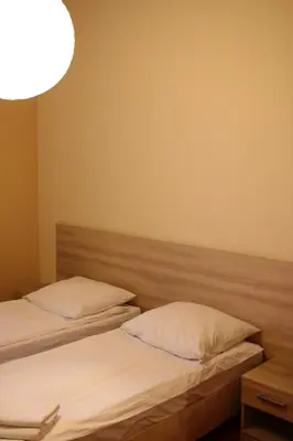 Łóżko lub łóżka w pokoju w obiekcie Amicus Żoliborz
