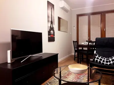 Telewizja i/lub zestaw kina domowego w obiekcie Modern & quiet in Royal Wilanów with AC and garage