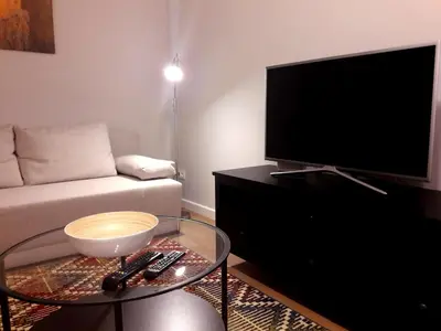Telewizja i/lub zestaw kina domowego w obiekcie Modern & quiet in Royal Wilanów with AC and garage