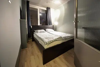 Łóżko lub łóżka w pokoju w obiekcie ShortStayPoland Srebrna (B36)