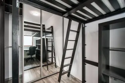Łóżko lub łóżka piętrowe w pokoju w obiekcie P&O Serviced Apartments GOCLAW