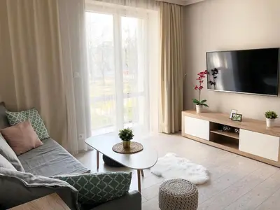 Telewizja i/lub zestaw kina domowego w obiekcie Ozarowska 77 - 1BR by Homeprime
