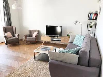 Część wypoczynkowa w obiekcie Aleja Niepodleglosci 245- 2BR by Homeprime
