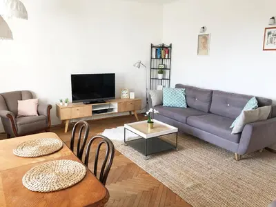 Telewizja i/lub zestaw kina domowego w obiekcie Aleja Niepodleglosci 245- 2BR by Homeprime