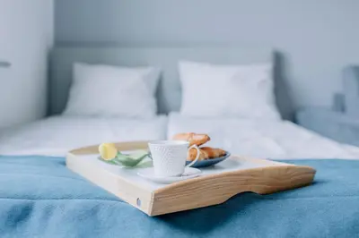 Łóżko lub łóżka w pokoju w obiekcie APARTEL Plac Zbawiciela Studio