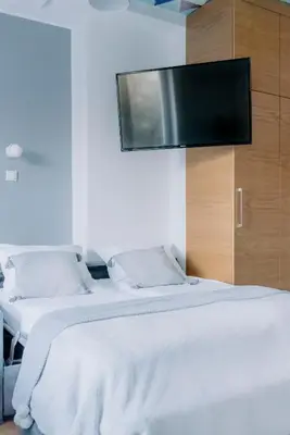 Łóżko lub łóżka w pokoju w obiekcie APARTEL Plac Zbawiciela Studio