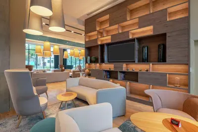 Telewizja i/lub zestaw kina domowego w obiekcie Hampton By Hilton Warsaw Mokotow