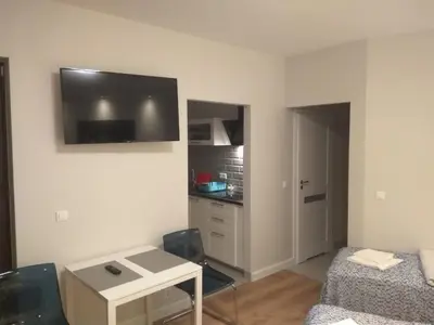 Telewizja i/lub zestaw kina domowego w obiekcie Klopot 4 Apartment