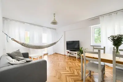 Telewizja i/lub zestaw kina domowego w obiekcie Chmielna Hammock Apartment