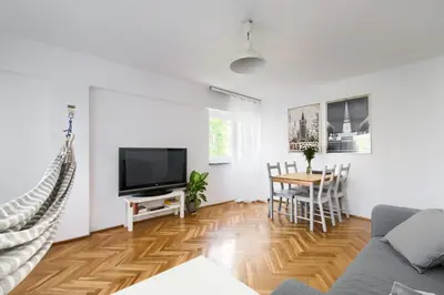 Telewizja i/lub zestaw kina domowego w obiekcie Chmielna Hammock Apartment