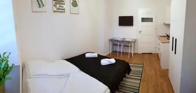 Łóżko lub łóżka w pokoju w obiekcie Apartamenty METRO Targówek