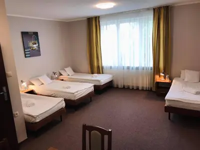 Łóżko lub łóżka w pokoju w obiekcie Astral