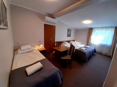 Łóżko lub łóżka w pokoju w obiekcie Astral