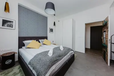 Łóżko lub łóżka w pokoju w obiekcie ShortStayPoland Aleje Jerozolimskie (B59)