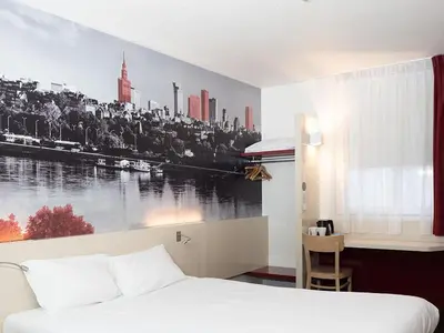 Łóżko lub łóżka w pokoju w obiekcie B&B Hotel Warszawa-Okęcie
