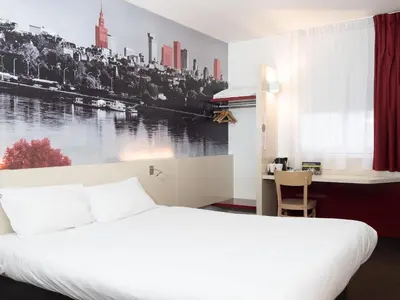 Łóżko lub łóżka w pokoju w obiekcie B&B Hotel Warszawa-Okęcie