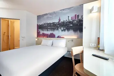 Łóżko lub łóżka w pokoju w obiekcie B&B Hotel Warszawa-Okęcie