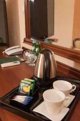 Zestaw do parzenia kawy i herbaty w obiekcie Hotel Arkadia Royal