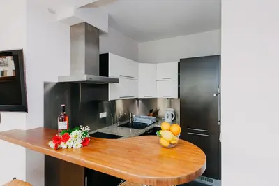 Kuchnia lub aneks kuchenny w obiekcie ShortStayPoland Chelmska (B5)