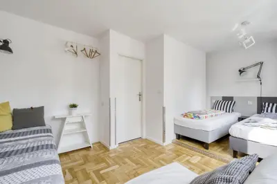 Łóżko lub łóżka w pokoju w obiekcie Labo Apartment Metro Plocka