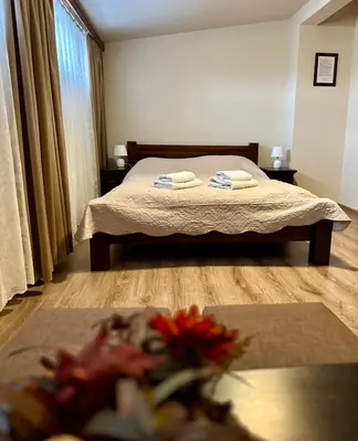 Łóżko lub łóżka w pokoju w obiekcie Hotelik Korona