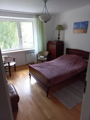 Łóżko lub łóżka w pokoju w obiekcie miły pokój niedaleko centrum i starego miasta