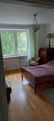 Łóżko lub łóżka w pokoju w obiekcie miły pokój niedaleko centrum i starego miasta