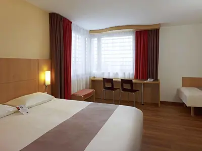 Łóżko lub łóżka w pokoju w obiekcie ibis Warszawa West Station