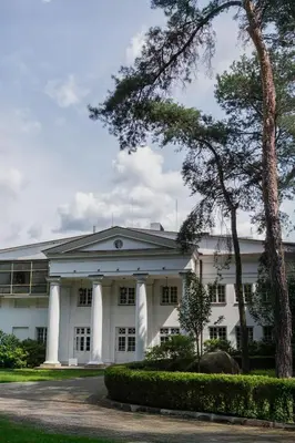 Budynek, w którym mieści się kompleks wypoczynkowy